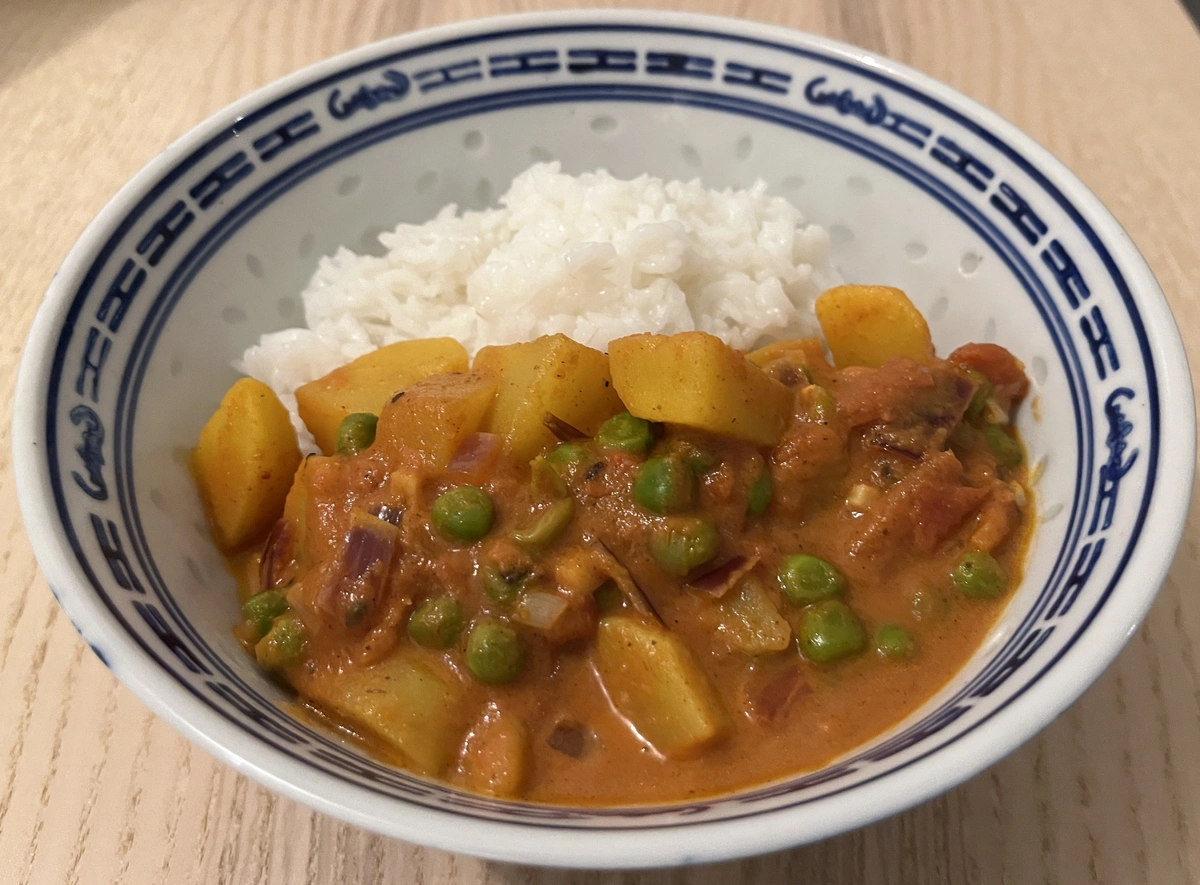 Aloo Mattar Makhani - Curry with Potatoes and Peas