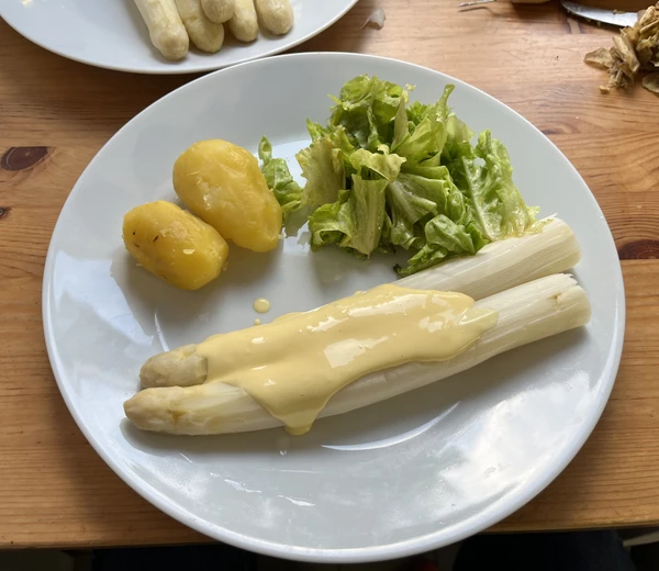 Simply a classic: White asparagus with potatoes and béchamel sauce.