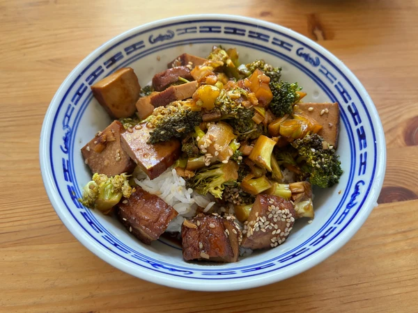 Simple, vegan and ready in half an hour: General Tso Tofu.