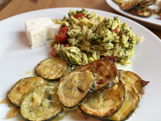 Crispy zucchinis and orzo salad with chimichurri