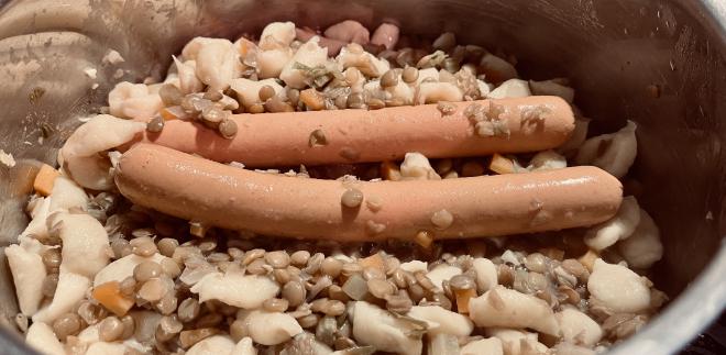 Vegetarian lentils with spätzle and vienna sausages