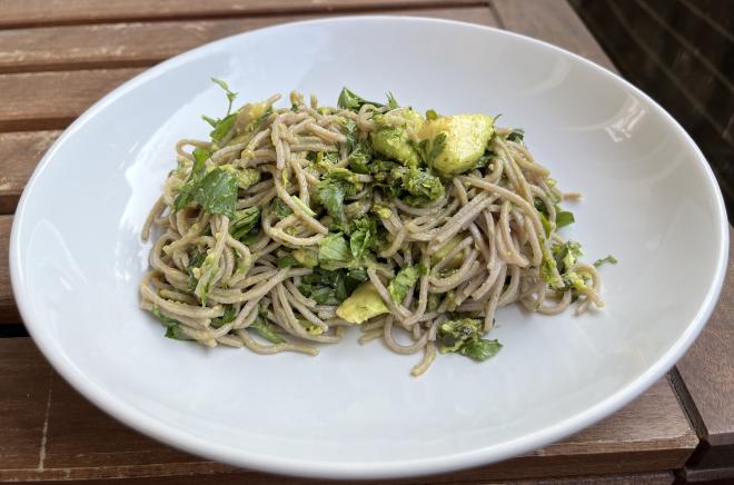 Soba noodles with avocado, lime, cardamom and pistachios according to Yotam Ottolenghi